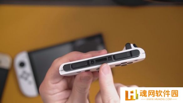 Switch2外观模型泄露影像：屏幕与手柄尺寸均有提升