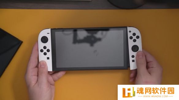 Switch2外观模型泄露影像：屏幕与手柄尺寸均有提升
