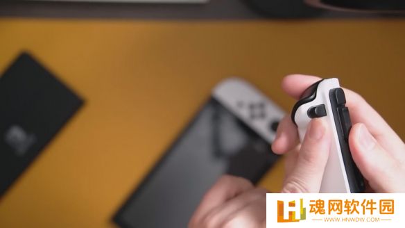 Switch2外观模型泄露影像：屏幕与手柄尺寸均有提升
